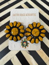 Load image into Gallery viewer, Poppy Stud